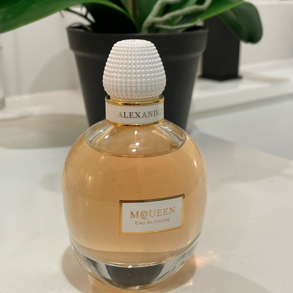 Alexander McQueen Women’s Eau de Perfume Blanche 2.5 Oz perfume Made in … - Picture 2 of 8
